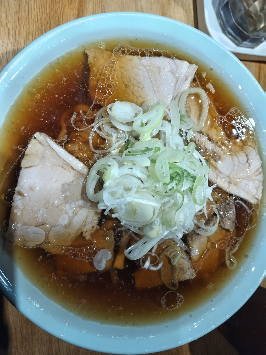 fujigen6's tweet photo. 久しぶりのひろちゃんラーメン🍜
醤油ラーメンでは一番好きかも☺️
昔ながら感と洗練された新しい感じとが共存してます😀
#池袋ひろちゃんラーメン #ひろちゃんラーメン #池袋 https://t.co/AEgbSTl0at