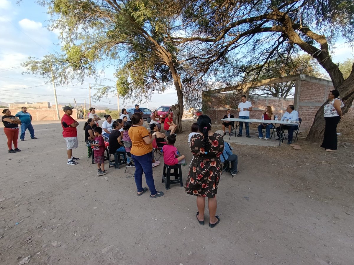 GabrielDuranOr2's tweet photo. Hoy visitamos la colonia Villas de Paraiso otra más , de los asentamientos humanos irregulares existentes en león. Irregular solo es una condición jurídica, que refleja el abandono de administración tras administración. 
Acudí junto con mi compañera la Regidora @VanessaMDOmx https://t.co/OjFxEwXtbs