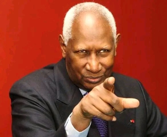MuadiLaeticia's tweet photo. 🇸🇳 En janvier 1980, le Président Léopold Sédar SENGHOR charge son chef du protocole de convoquer en urgence le Premier ministre Abdou DIOUF pour une rencontre qu’il qualifie de « primordiale ».

Connu pour sa discrétion légendaire, Abdou DIOUF écoute attentivement lorsque le Président SENGHOR lui confie son intention de quitter le pouvoir afin de se consacrer à sa carrière littéraire.

À partir de cet instant, SENGHOR décide de transférer progressivement les dossiers les plus importants de la présidence vers la primature, afin de permettre à son Premier ministre d’avoir une vision plus large de la gestion de l’État.

Le chef de l’État lui précise également que personne n’est encore au courant de cette décision, pas même ses plus proches conseillers. 

Fidèle à sa réputation d’homme réservé et discipliné, Abdou DIOUF gardera ce secret pendant une année entière, sans même en parler à son épouse.

Après cet entretien au palais de la République, les collaborateurs du Premier ministre remarquent un changement dans son attitude : il devient plus rigoureux, plus occupé et contrôle désormais avec beaucoup de prudence son alimentation et son emploi du temps.

Cette nouvelle posture finit aussi par inquiéter son épouse. Un soir, au cours d’un dîner, elle lui fait remarquer : « Ces derniers temps, je te trouve très préoccupé. Tu sembles porter l’avenir du pays sur tes épaules. Tu as l’air encore plus soucieux que le chef de l’État lui-même. »

Abdou DIOUF lui répond alors avec un sourire :
« Ce poste de Premier ministre n’existait pas auparavant. Le Président l’a créé pour me le confier. Chaque fois que je mesure l’ampleur de la confiance qu’il place en moi, j’ai envie de travailler davantage pour alléger sa tâche. »

En véritable homme d’État, il continuera à garder le secret avec une grande discipline.

Le 15 décembre 1980, le Président SENGHOR l’invite à un déjeuner privé au palais et lui annonce : « Prépare-moi un discours de démission. Je compte le rendre public le 31 décembre. » 

Surpris, Abdou DIOUF lui répond : «Ce n’est pas ce que nous avions convenu. Vous m’aviez demandé de me préparer progressivement. Je ne pensais pas que ce serait maintenant. »

Le Président SENGHOR rétorque alors :
« Tu as eu une année entière pour te préparer. J’ai transféré les dossiers essentiels de la présidence à la primature et mis le Secrétaire général de la Présidence à ta disposition pour t’assister sur les dossiers stratégiques. N’était-ce pas là le signe d’une démission imminente ? »

Le 31 décembre 1980, alors que les Sénégalais s’attendaient à un traditionnel discours de fin d’année, le Président Léopold Sédar SENGHOR crée la surprise en annonçant officiellement sa démission de la tête du Sénégal.

Cette décision historique surprend non seulement le Sénégal, mais également toute l’Afrique et une grande partie du monde, tant les démissions volontaires de chefs d’État étaient rares à cette époque.

#Timisactu / Source@
--------------
#Reflet_Tomégué  : Une #bonne_vision est plus importante  qu'un #itinéraire_académique  des fois . Même  si c'est encore mieux quand les deux se retrouvent  chez  le même chevet.