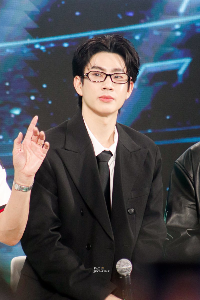 Jintaphat4's tweet photo. พอเป็นรูปแล้วหล่อมากกกก🥹💚

OFF X SUPERSPORTS
#SupersportsFootballGalaxy
#ออฟจุมพล @off_tumcial  
———————
🤸🏻‍♀️🛒   #JTPsnapp_ 🧢🧤 https://t.co/92QoUnqi1A