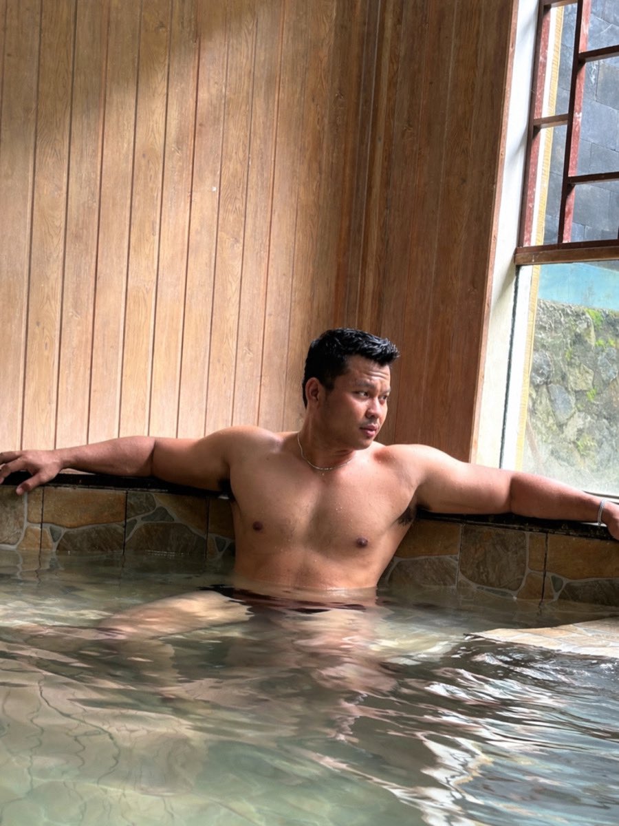 Yovan57650678's tweet photo. Jacuzzi make me relax. But still COOL👊🏻 https://t.co/kgThgCEgGc