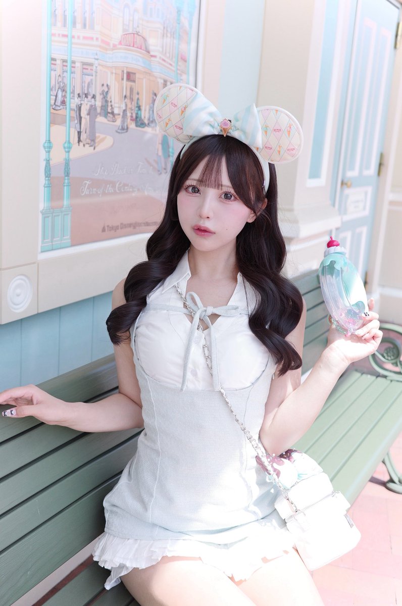 ricotanien's tweet photo. やっとバネパル(𓂂꜆◕⩊◕꜀𓂂)🍭🍬🍩
ディズニー可愛い女の子多すぎて眼福、ありがとうございますっ❕ https://t.co/Vnwrqu10Ou