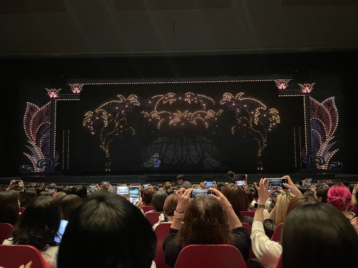 Re_my_Mine's tweet photo. 宝塚歌劇 花組公演 『蒼月抄』『EL DESEO』を観に来ました！(๑>◡<๑) https://t.co/ffrwBIMI7o