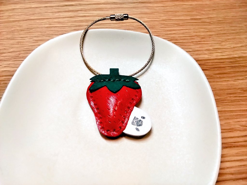 chiyosukebuchi's tweet photo. こんばんは。
今日はいちごちゃんの試作をしていました。
まだちょっと改良しますが、なかなか可愛くできました😆
初売りは #鳥フェス大阪 の予定です。
ペンダントヘッドかバッグチャームか…🤔 https://t.co/3j0MnL9Mx5