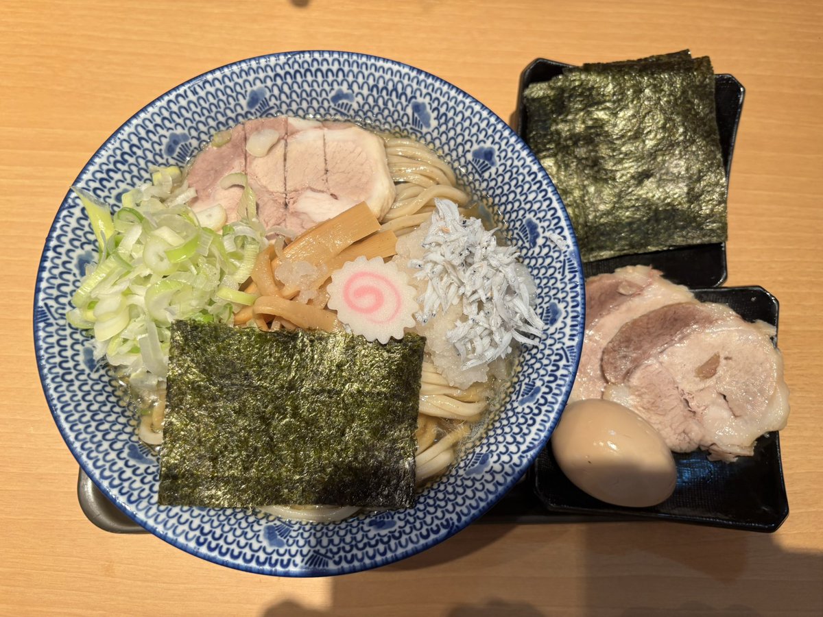 nabonayo2's tweet photo. ラーメン探訪『くり山 本店』白楽
しらすおろし冷かけ・特製

キンキンに冷えた魚介淡麗スープ､淡口の醤油と昆布の旨味が抜群でシラスおろしが絶妙なアシスト😊👌👍大量の葱とチャーシューが滅茶美味い💯💯💯全粒粉太ストレート麺は秀逸🈵🌈つけ麺の銘店の初冷やしは最高でした､ご馳走様でした🍜🙏🙇‍♀️ https://t.co/XhnSUtx1wp