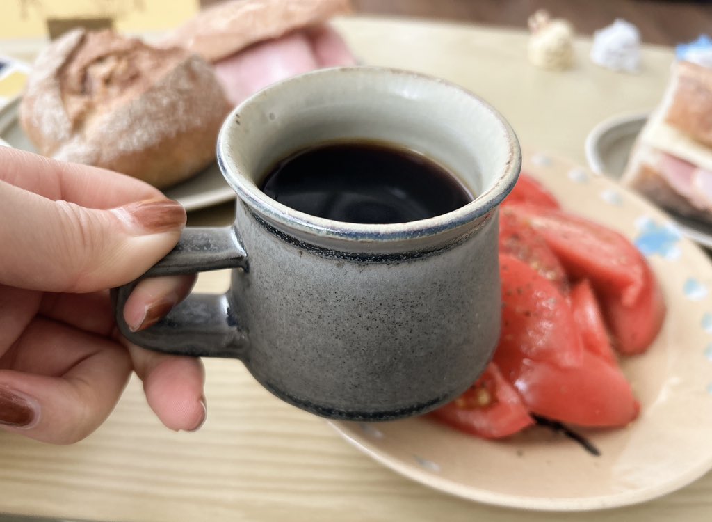 kohakuobi's tweet photo. 松本一泊では足りない、とても素敵なところだった。少し曇った安曇野のサイクリングもひっそり旅行とリンクして良かったかもしれない。
次の日は何もせずお土産とともにのんびりまでがもはやセット。とても素敵なマグカップを持ち帰ったので、たくさん愛でようと思う。 https://t.co/ZeLAjZy9Eu