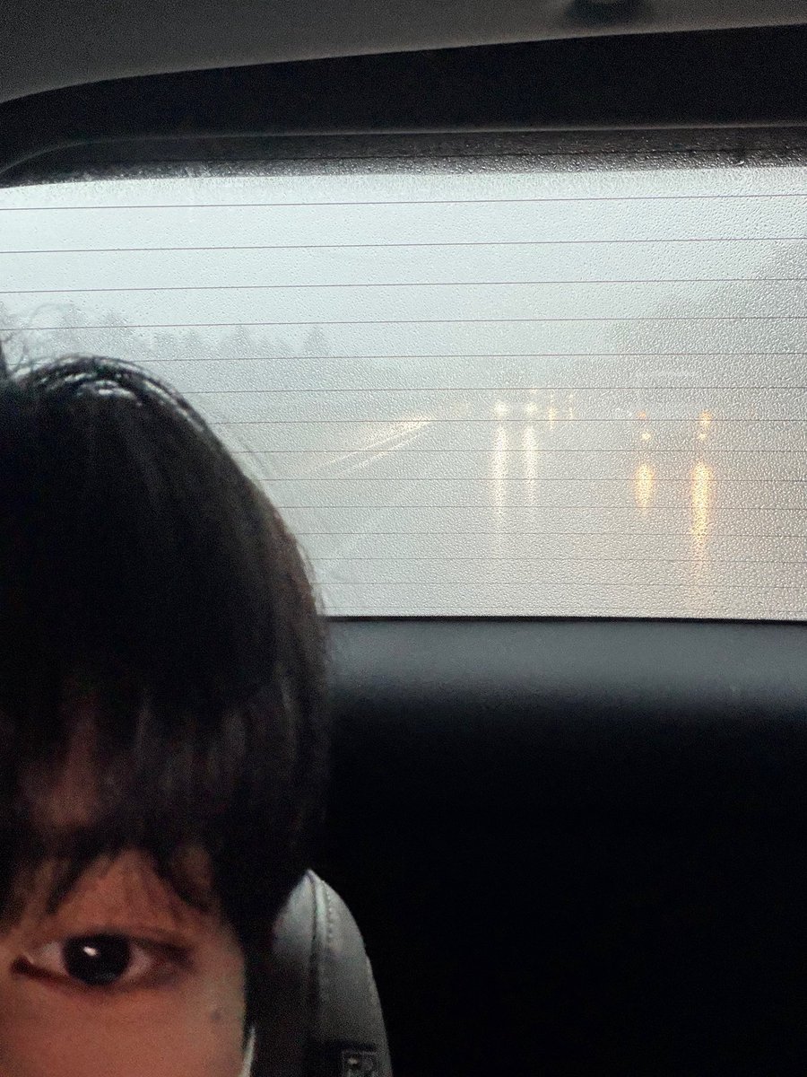 _fromjl's tweet photo. 260526 💌 [5:48pm kst]

🦝 (pic)
🦝: i fell asleep in the car, but the rain was so heavy that it woke me up ㅠㅠ
🦝: FOHAs who are coming today, please come safely ㅠㅠ https://t.co/C92z7WEDph