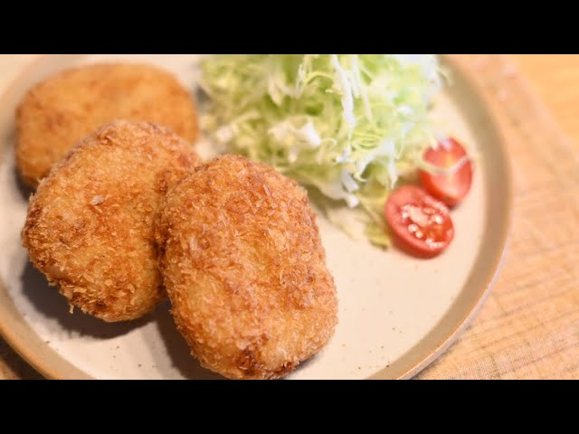 JapanEmb_Spain's tweet photo. ¡#FelizSábado! 😄 Hoy os traemos una nueva receta de #CocinaJaponesaDeNao 👩🍳 en la que aprenderemos a preparar #Korokke, o también conocidas como croquetas de patata #japonesas 😋
¡Una fritura muy popular en #Japón! 👉 https://t.co/HUnickpwna https://t.co/70Hc40Dwpd