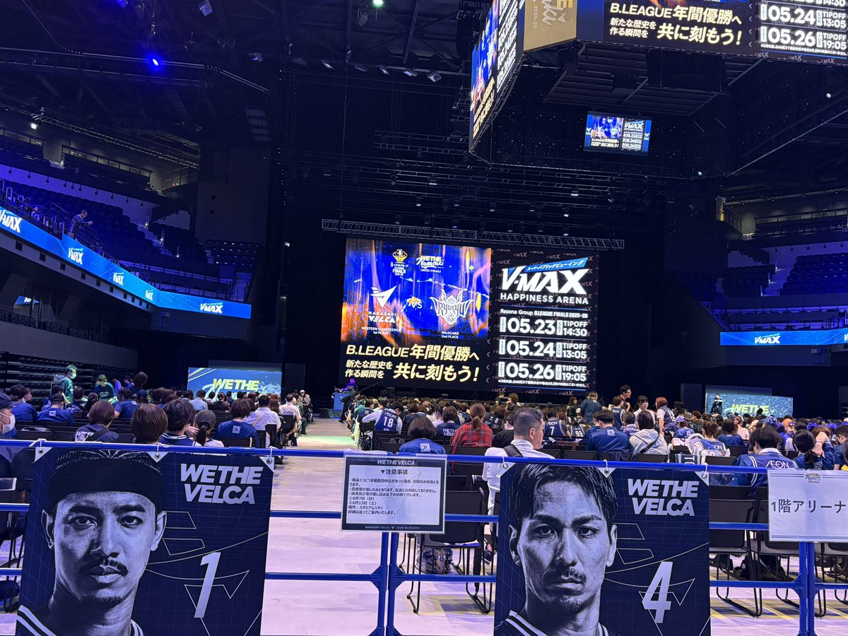 39thanksmik's tweet photo. いよいよファイナル🏀
仕事終わりに、職場で貰ったびわ持って参戦🔥びわ潰れませんように… https://t.co/UZt9Ej8yWz