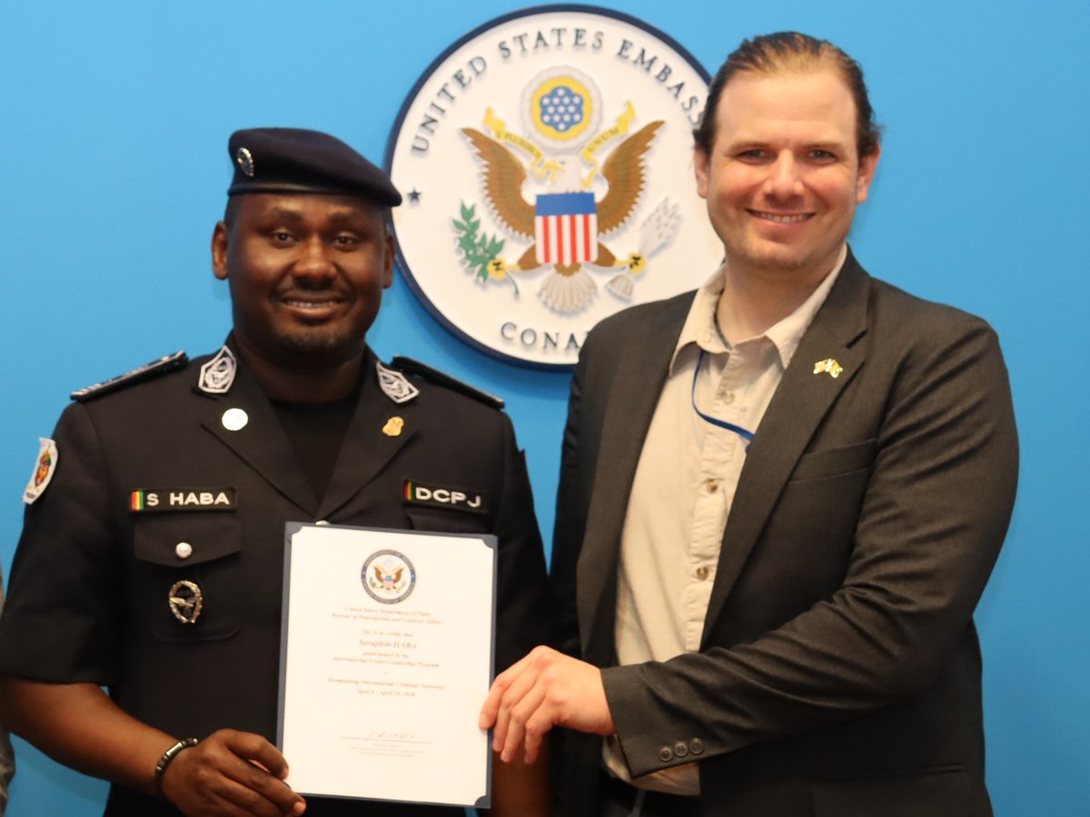 EmbassyConakry's tweet photo. L’Ambassade des États-Unis à Conakry félicite et souhaite la bienvenue au Commissaire Séraphin Haba, Directeur central adjoint de la Police judiciaire guinéenne, à l’occasion de son retour du programme International Visitor Leadership Program (IVLP), le principal programme d’échange du Département d’État américain destiné aux leaders émergents et confirmés.

Le programme IVLP du Commissaire Haba portait sur le thème « Démanteler les réseaux criminels internationaux », réunissant des responsables africains des forces de l’ordre et du secteur judiciaire afin d’échanger avec leurs homologues américains sur la criminalité transnationale, notamment le trafic de stupéfiants, le blanchiment d’argent, la cybercriminalité et la traite des êtres humains.

L’Ambassade des États-Unis est fière de soutenir des échanges professionnels qui renforcent la coopération entre les États-Unis et la Guinée dans la promotion de la sécurité et de l’État de droit. @StateIVLP #USenGuinée