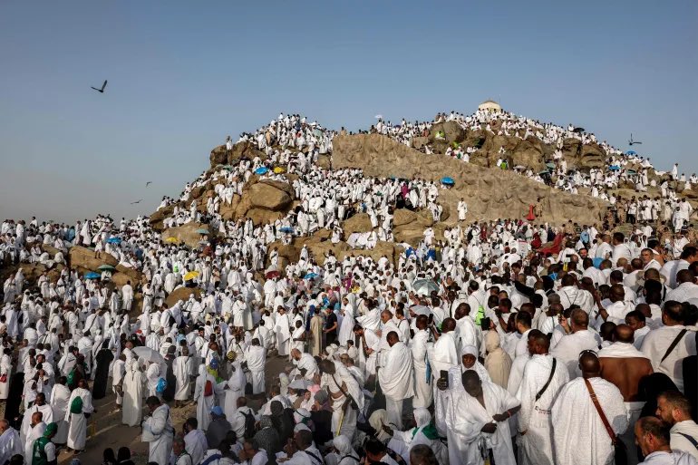 MAlanbaei's tweet photo. أسأل الله العظيم رب العرش العظيم في هذه الأيام المباركة

ان يسر خاطر كل عزيز على قلبي
وان يرح قلبه ، وان تشرح صدره.

اللهم أسعده  بما هو خير له من أمنياته ومن دعواته

اللهم إني استودعتك قلبه
فلا يمسه ضر ولا حزن ولا ألم
يا من لا تضيع ودائعه.

اللهم استودعتك عينيه
فلا تبكي إلا من خشيتك
أو تبكي فرحاً لقربك ولطاعتك. 

اللهم يا حي يا قيوم بلغه وعائلته وأحبابه يوم عرفة
وهم بصحة وعافية. 

اللهم آمين 

 #يوم_عرفه
#عرفات
#الكويت_بحفظ_الرحمن
