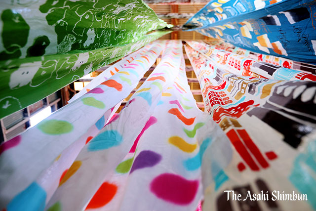 asahi_photo's tweet photo. 夏本番を前に大阪・堺で手ぬぐい生産ピーク　色とりどりで涼しげhttps://t.co/e4yY0VHZS8 

夏本番を前に、日本有数の #手ぬぐい の産地とされる大阪・堺の染色工場では、生産が最盛期を迎えています。（矢） https://t.co/XV9GT0D3OD