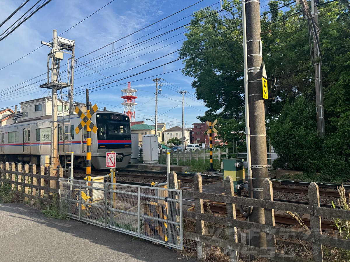 com_train_com's tweet photo. 千葉県市川市の京成本線（鬼越〜京成中山）に残っていた第4種踏切が閉鎖されていました。

#第4種踏切 https://t.co/hpniLrPlVn