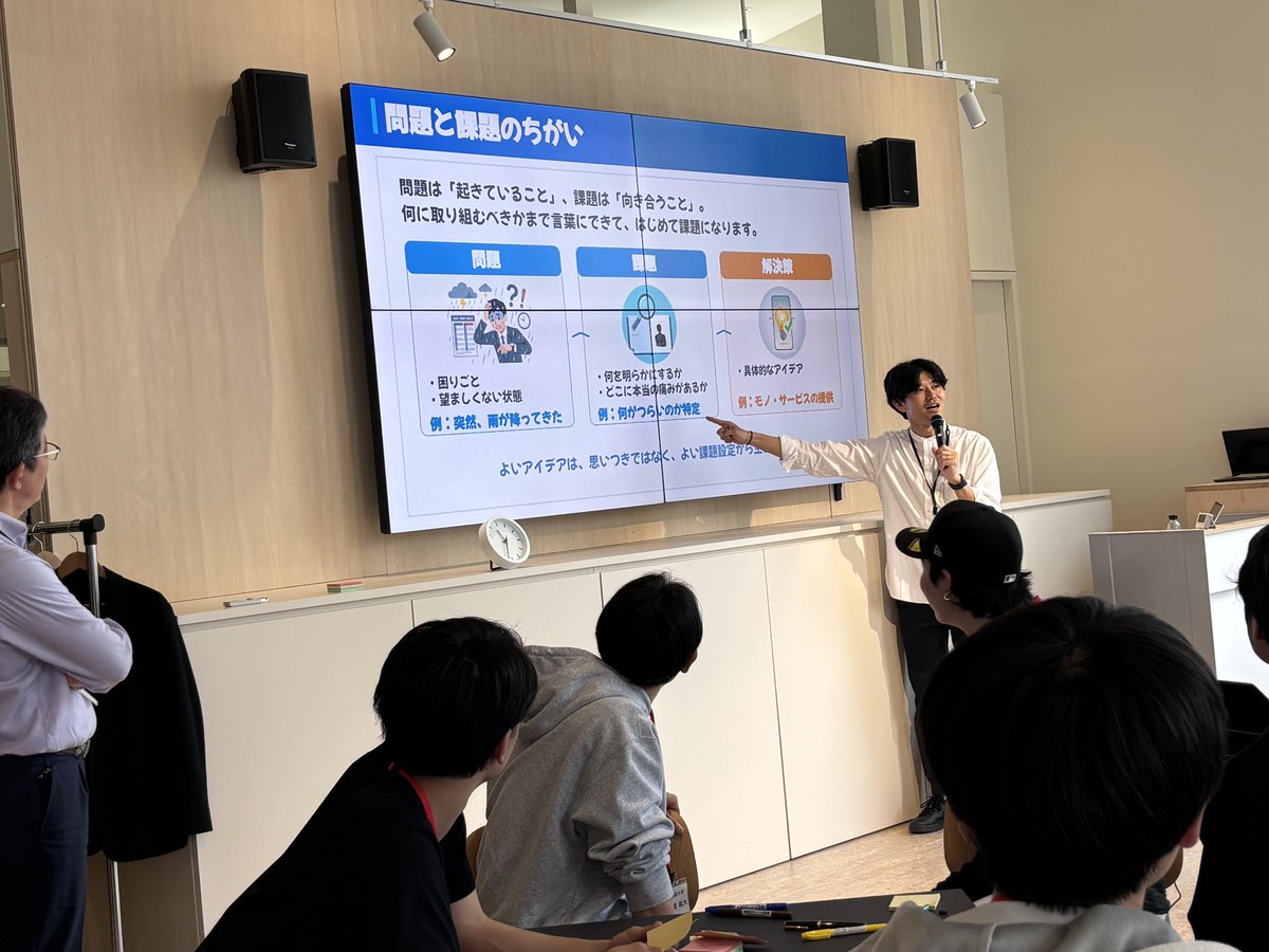 entreteacherlab's tweet photo. 北海道発の新たな人材育成プロジェクト
「北海道アントレプレナーシップ人材育成プログラム」が先日無事終了しました。

今回のテーマは、アントレプレナーシップ。

「起業家になるための教育」と思われがちですが、それだけではありません。

自分で問いを立てること。
仲間と考えること。
まずは試してみること。
うまくいかなかった経験から学び、もう一度前に進むこと。

これからの社会で必要になる、そうした力を2日間の実践を通して体感するプログラムでした。

今回は、全道各地の大学から学生が30名近く参加してくれました。

グループに分かれ、課題設定、顧客インタビュー、MVP設計、セールス実践、ピッチまでを一気に経験。

最初から答えがあるわけではなく、むしろ「わからない」ところから始まります。

それでも、考えて、話して、聞きに行って、また考え直す。

その繰り返しの中で、少しずつチームの言葉が生まれ、アイデアが形になっていきました。

印象的だったのは、参加者の表情が2日間で変わっていったことです。

最初は遠慮がちだった学生たちが、自ら一歩を踏み出し、他者を巻き込んで試行錯誤を繰り返しました。

生成AIやICTが急速に進化する今、知識を持っていることはもちろん大切です。

でも、それ以上に問われるのは、その知識や技術をどう使い、誰と何を生み出していくのかだと思います。

今回の2日間には、これからの時代に必要な学びの姿が確かにありました。

参加学生所属大学は延べ11大学です。
講師は中高・高専・大学教授とさまざまなメンバーでした。

参加してくれた学生の皆さん、運営・メンターの皆さん、そしてご協力いただいた関係者の皆さま、本当にありがとうございました。

北海道から、新しい学びと人材育成の形をつくっていきましょう!!

主催：北海道アントレプレナーシップ教育推進協議会
後援：文部科学省