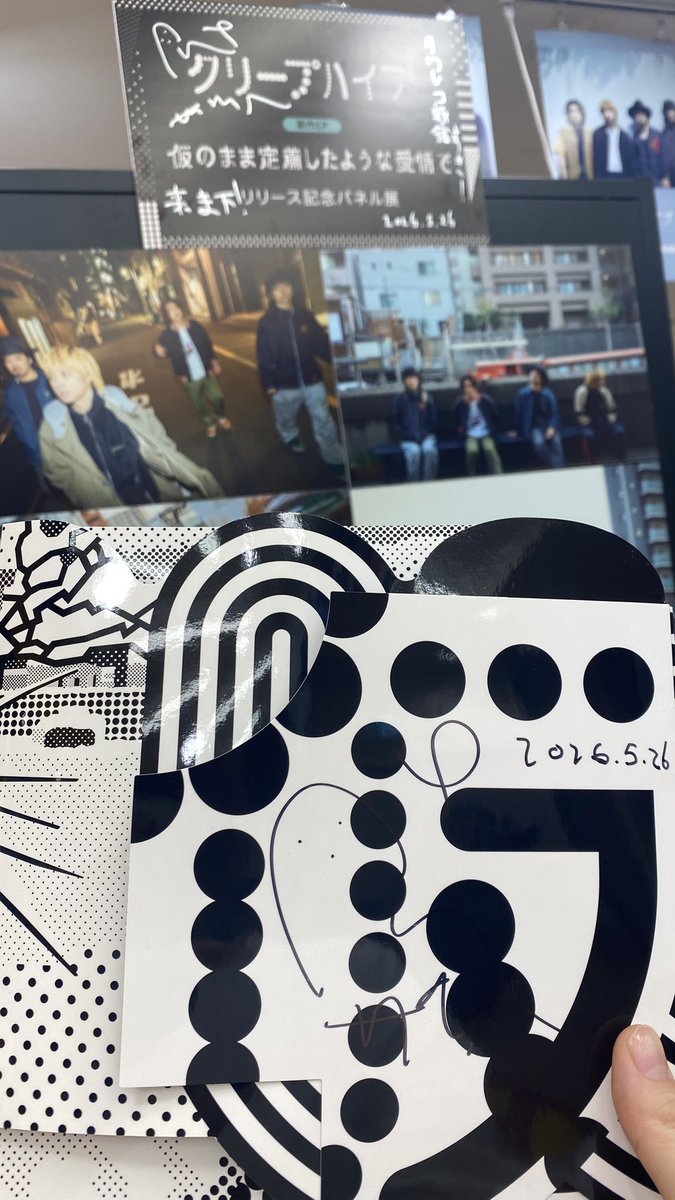 meeeeeeeeeesan's tweet photo. 映画見終わった後インスタ開いたら尾崎さん配信してて、全速力で向かったら尾崎さんに会えて握手とサインしていただいた😭😭😭緊張して全然うまく伝えられなかったけど昔から応援していて、クリープにずっと支えられてます。大好きです。優しかった…本当にありがとうございます…頑張ってきて良かった https://t.co/KmDVUqwWRa