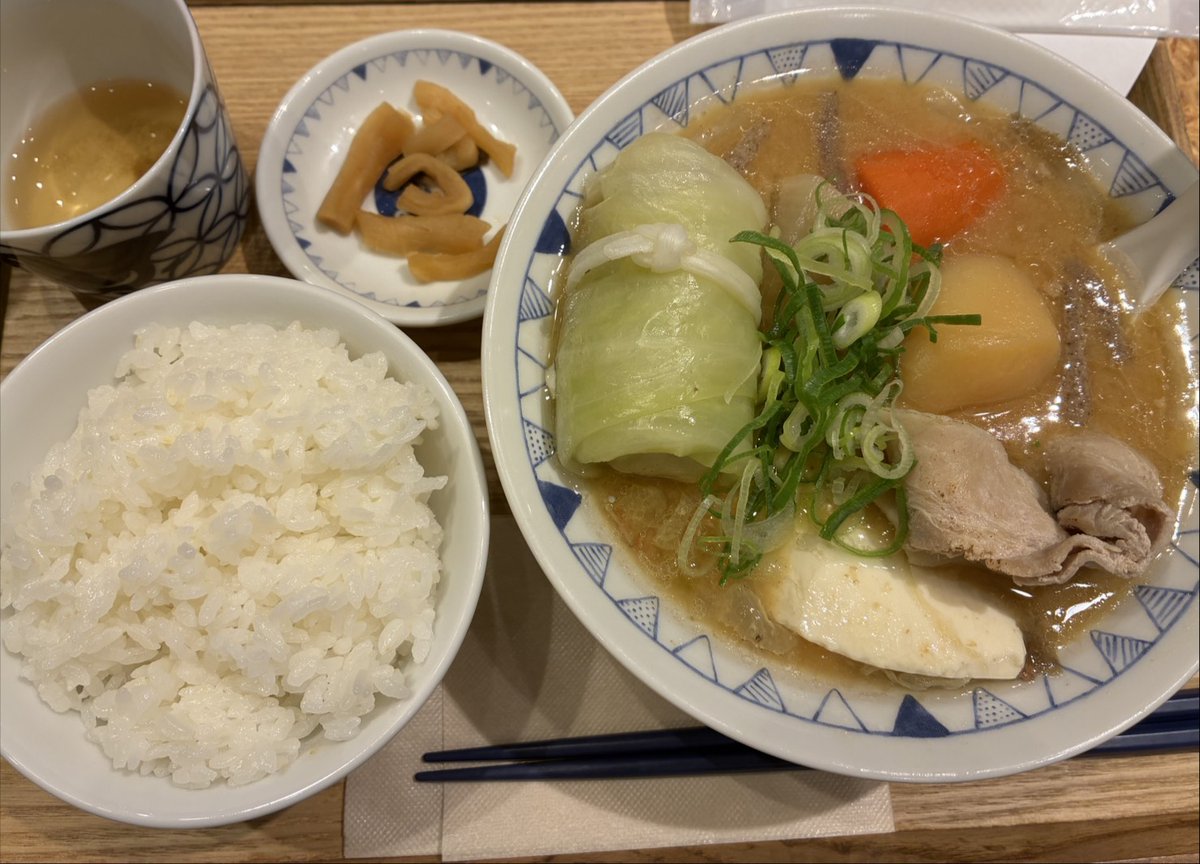 flws_staff's tweet photo. おはようございます☀
気になっていたごちとん(ごちそうとん汁)へ行ってきました🤤具だくさんだしまさか豚汁でご飯が進むなんて思ってなかったけど、めっちゃくちゃ美味しかったです🤤
地元では「ぶたじる」と呼んでいるから「とんじる」に慣れません笑

#企業公式相互フォロー https://t.co/pFeSWxFOe9