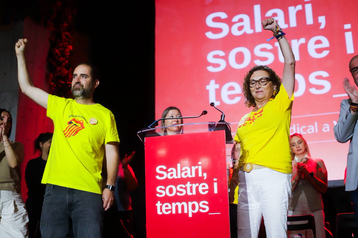 ccoopv's tweet photo. @AnaGarciaCCOOPV @UnaiSordo 💪@CCOO amb la #vagaindefinidadocents
 
 ➡️@educacio_ccoopv entrega la samarreta reivindicativa a @AnaGarciaCCOOPV i a @UnaiSordo pel seu treball i implicació en tot el procés de lluita de l'educació pública valenciana
 
 📍Assemblea #Jornada26M a València #Respuestas https://t.co/1ZYew0p5gX