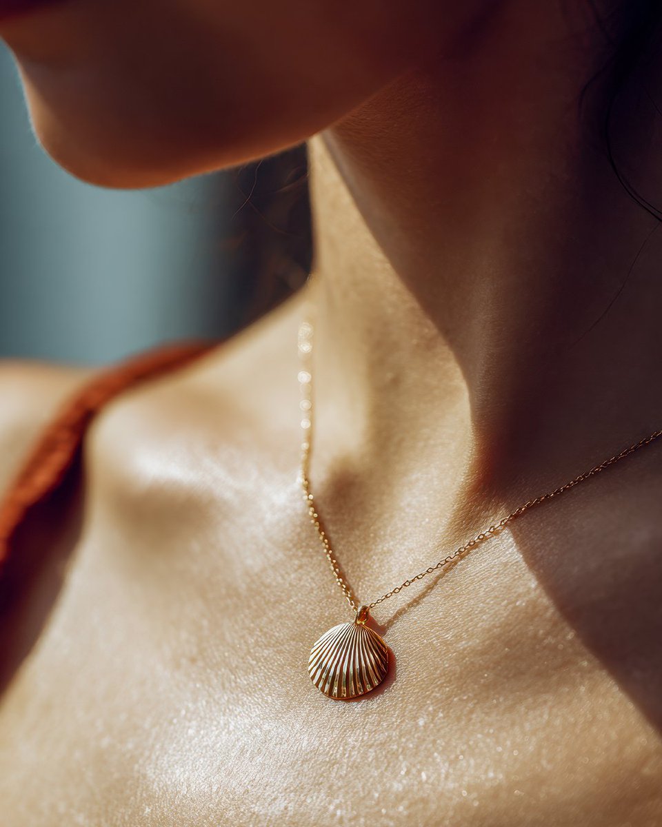 Madridjoya's tweet photo. Las conchas se consolidan como tendencia clave en joyería verano 2026 en #Madridjoya26. 

Evolucionan hacia piezas sofisticadas: colgantes escultóricos, cuerdas reinterpretadas y diseños que elevan la estética resort a códigos premium y contemporáneos. 🌊 https://t.co/jEFkbHsIlv
