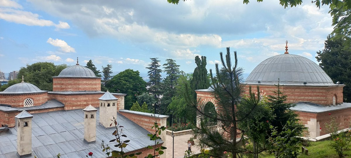 derya_arge's tweet photo. Bursa'da huzur veren mekan çok ve bazen bazı yerleri keşfetmekte geç kalıyorum diye düşünüyorum. Belki de nasip olmuyor. Herşeyin bir vakti var ve vaktini bekliyor. Bu güzel görüntü Yıldırım Bayezid Külliyesi'ne ait📌 Seviyorum seni Bursa🫶 https://t.co/rUdfHUHQ1m