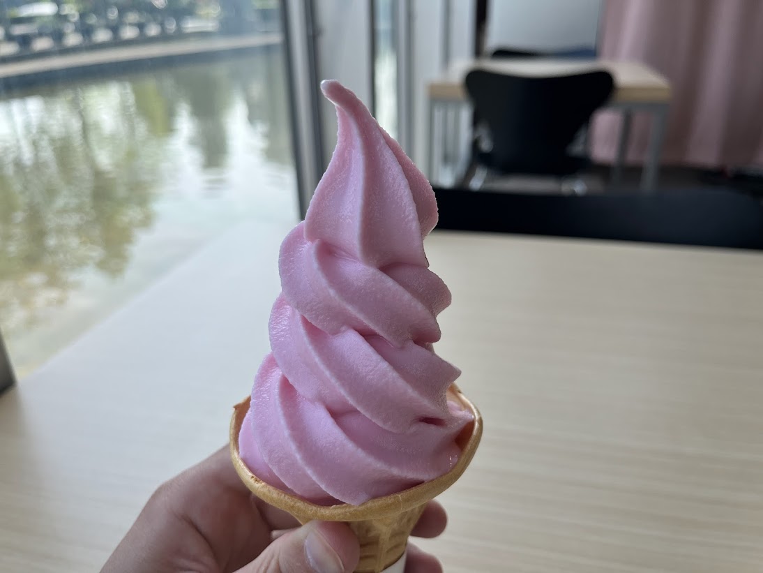 Fortune___Field's tweet photo. チューリップ四季彩館内、Caf'eかくれ庵のちゅーりっぷソフトクリーム【ふくの～とグルメ】 https://t.co/0bsChqRNC2 https://t.co/ZmwUylyi5K