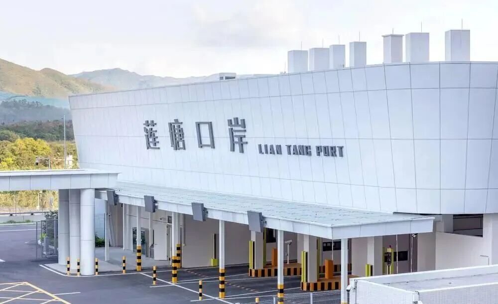 LuohuStyle's tweet photo. Good news! A brand new duty-free store has just opened at Liantang Port in Luohu.🛍️

Location: Inbound hall's east side
Opening hours: 7 am-10 pm

Up to 30% off + duty-free prices. Make sure to stop by on your next trip! @ChinaShopNow https://t.co/CaWbfQkuti