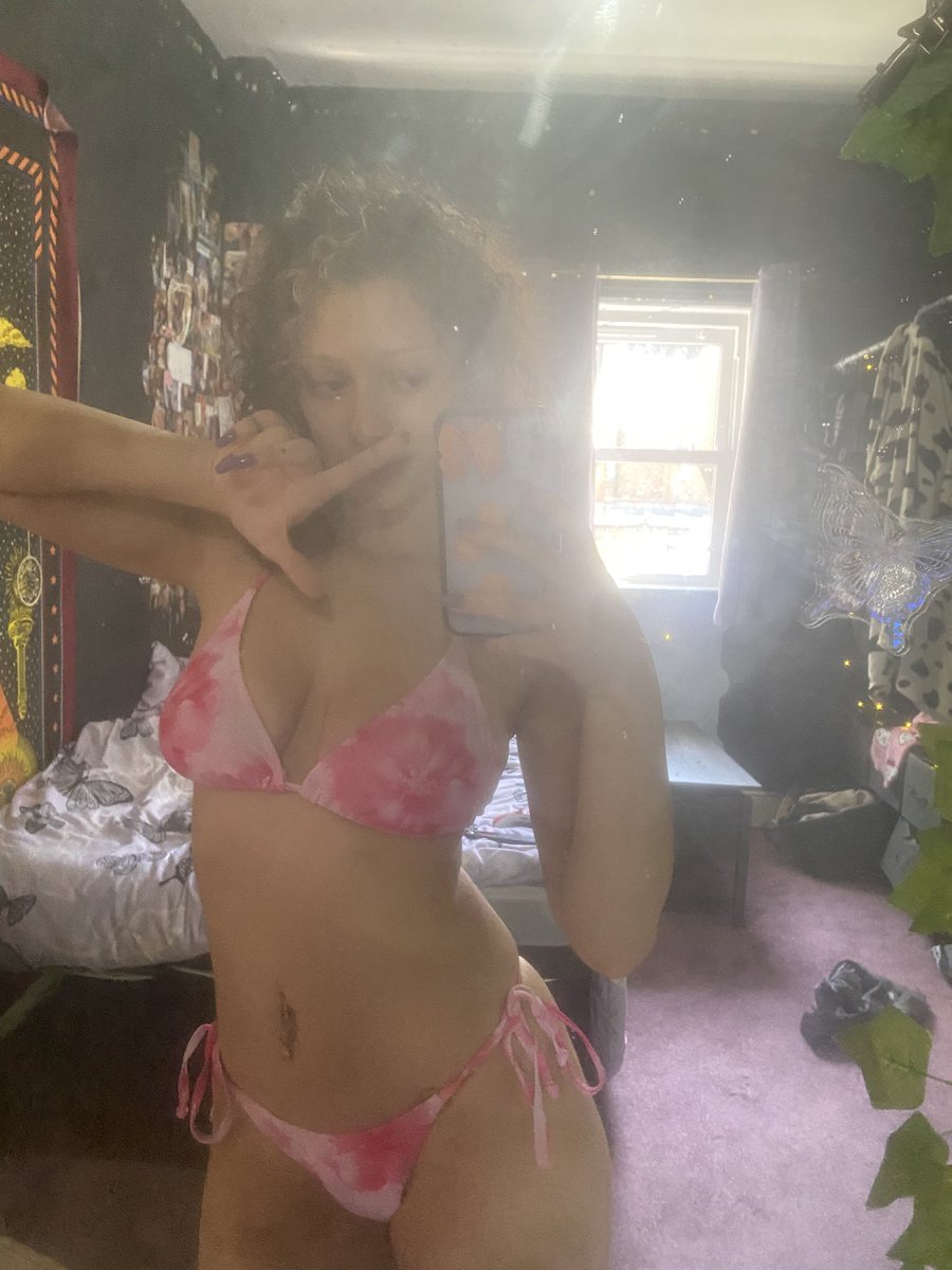 GoddesscookieX's tweet photo. Brain off. wallet open. repeat after me: ‘thank you for ruining me goddess’ 🌀 https://t.co/t7DHr1igdb