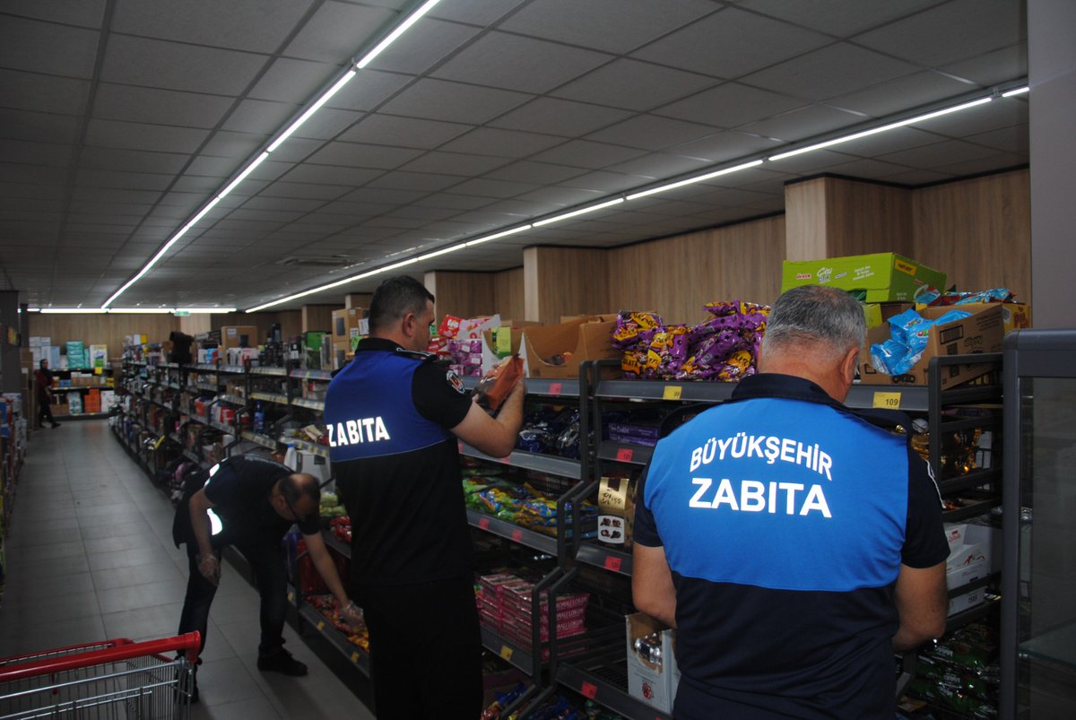 sbb_zabita's tweet photo. Bayram öncesi vatandaşlarımızın güvenli ve sağlıklı alışveriş yapabilmesi için sahadayız🛒 Şanlıurfa Büyükşehir Belediyesi Zabıta Dairesi Başkanlığımız tarafından kent genelinde çikolata, şeker ve lokum satışı yapan iş yerlerinde kapsamlı denetimler gerçekleştirildi. https://t.co/HtdmRpSQfx