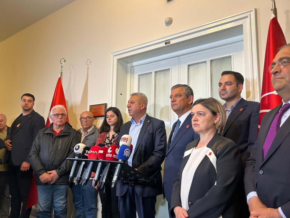 seyitaslan1917's tweet photo. Parti heyeti olarak Sayın Özgür Özel ve beraberindeki heyetle Meclis’te son yaşanan gelişmeleri değerlendirdik. 

Sarayın, “mutlak butlan” kılıfı giydirilmiş kayyım düzenine karşı; ekmek, barış, özgürlük ve demokrasi mücadelesinde yan yana olmaya devam edeceğiz. https://t.co/TrXkiifZax