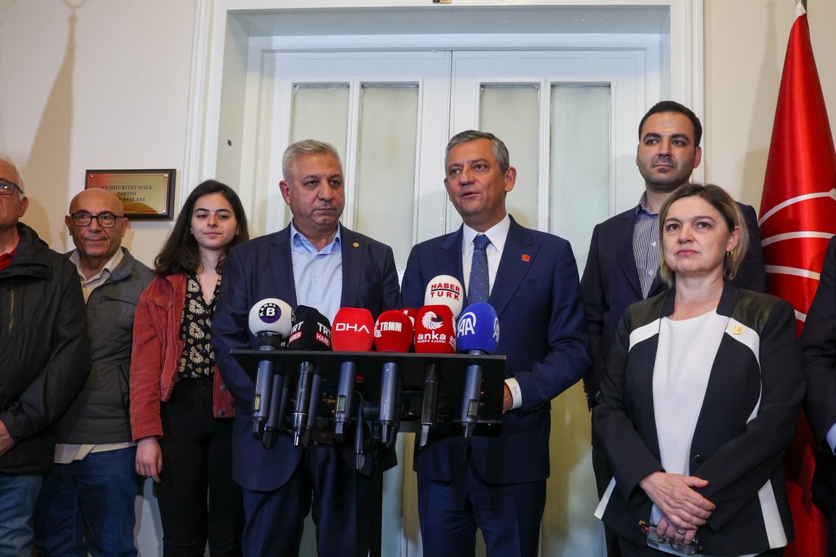seyitaslan1917's tweet photo. Parti heyeti olarak Sayın Özgür Özel ve beraberindeki heyetle Meclis’te son yaşanan gelişmeleri değerlendirdik. 

Sarayın, “mutlak butlan” kılıfı giydirilmiş kayyım düzenine karşı; ekmek, barış, özgürlük ve demokrasi mücadelesinde yan yana olmaya devam edeceğiz. https://t.co/TrXkiifZax