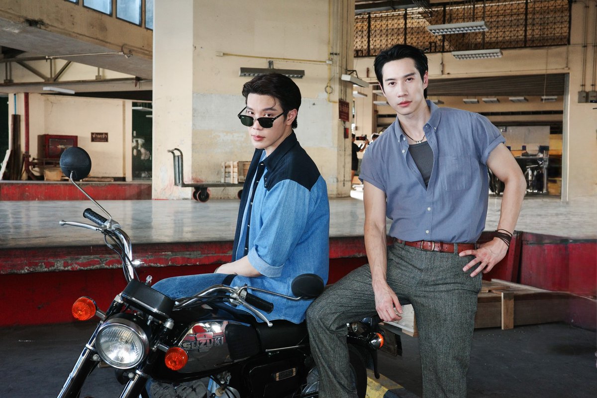 LoversGangsters's tweet photo. หงเสนคลุกฝุ่น Q1 เริ่ม!! 
พี่ไม่ได้แอ็กกึง มันตึงเองคับจารย์😎 ต้องแก๊งคลุกฝุ่นดิวะ!!   

#LoversAndGangsters 
#GMMTV
@MisterGrtsp @brightrpp_ https://t.co/ZbWKNbjEM3
