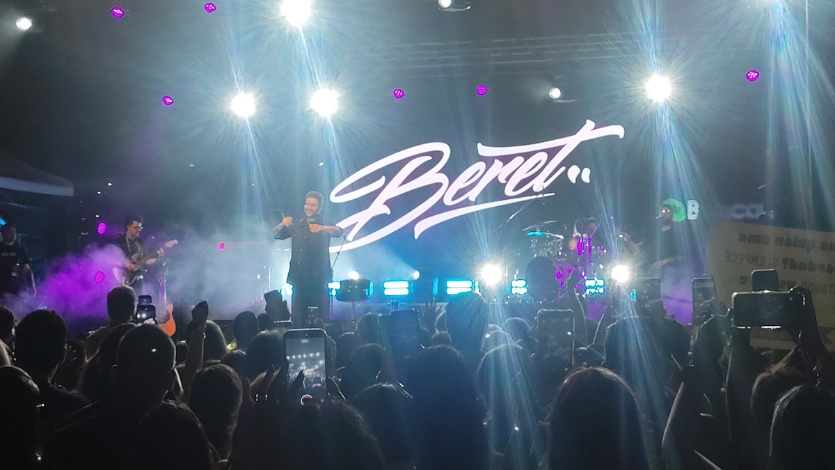 BeretCFVzla's tweet photo. ¡Buenas! 🤍
Y que buenas... ya qué ayer fue una noche mágica, fue un día increíble, donde no solo cantamos sino también lloramos y gritamos al ritmo de la hermosa melodía y de las bellísimas letras de @JavierBeret 
Esta sin duda será la noche más recordada de nuestra vida. ❤️🇻🇪 https://t.co/QVAXMw0b1D
