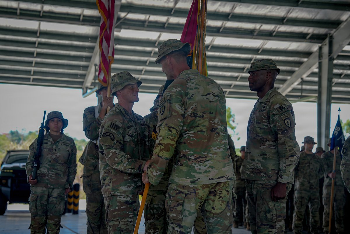 25thID's tweet photo. Farewell Col. King and welcome Col. Brunais, Bronco 6! @USArmy 3rd Mobile BDE change of command during #Salaknib. Elite COMMAND &amp; CONTROL keeps #TropicLightning ready alongside the Philippine Army.

📸Spc. Christopher Moorehead https://t.co/35lkJeflqT
