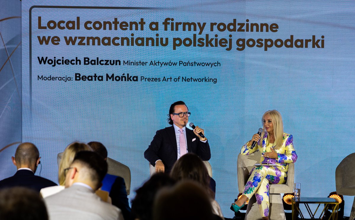MAPGOVPL's tweet photo. 🌐#LocalContent to główny temat wystąpienia ministra @wbalczun podczas II edycji International Family Business Summit, międzynarodowej konferencji skierowanej głównie do  właścicieli firm rodzinnych, sukcesorów oraz ekspertów związanych z tym obszarem. Wydarzenie zorganizowała 25 maja w Warszawie Grupa Mokate. 

🎯W trakcie dyskusji szef MAP podkreślił wielki sukces transformacji gospodarczej Polski🇵🇱 oraz jej wysoką pozycję w gospodarce światowej. Wskazał na rolę krajowych przedsiębiorstw jako filaru polskiej gospodarki oraz znaczenie kapitału budowanego przez pokolenia. Minister Balczun podkreślił także, że kapitał ma narodowość i jest narzędziem prowadzenia polityki gospodarczej państwa. Zwrócił uwagę na potrzebę większego skupienia na interesach polskich firm, które przez lata budowały sukces krajowej gospodarki. 

💬- Zaczęliśmy rozumieć, że kapitał ma narodowość. Uznaliśmy, że to jest ten konkretny moment, żebyśmy w większym stopniu zaczęli myśleć jako państwo o naszych własnych interesach i to nie tylko o interesach spółek Skarbu Państwa, ale też wszystkich przedsiębiorstw, które w Polsce działają i składają się na ten nasz wielki sukces – powiedział minister Balczun. 

📊Szef MAP zaakcentował skalę inwestycji publicznych w następnej dekadzie oraz wskazał, aby to polskie firmy aktywnie uczestniczyły w tych bezprecedensowych projektach inwestycyjnych, m. in. w sektorze energetycznym czy defence. 

💬- Nadchodząca dekada to jest okres największych inwestycji w historii Polski. Tylko sam sektor energetyczny to są nakłady inwestycyjne na poziomie tysiąca miliardów. Do tego dochodzi sektor defence, 190 miliardów złotych z programu #SAFE. I teraz trudno jest sobie wyobrazić sytuację, w której przy tak wielkich inwestycjach beneficjentami tych inwestycji będą wyłącznie ci wielcy globalni gracze. Jeżeli chcemy budować naszą gospodarkę, jeżeli chcemy się rozwijać, to musimy stworzyć takie warunki, żeby firmy mogły w tych przetargach wziąć udział, również MŚP oraz prywatne, tak żebyśmy wszyscy wspólnie składali się na ten wielki projekt – zaznaczył minister Wojciech Balczun. 

🤝Ważnym punktem wystąpienia była także kwestia wspólnej pracy różnorodnych środowisk nad definicją pojęcia local content. Szef MAP podsumował dotychczasowe działania resortu w tym obszarze oraz omówił plany na przyszłość.