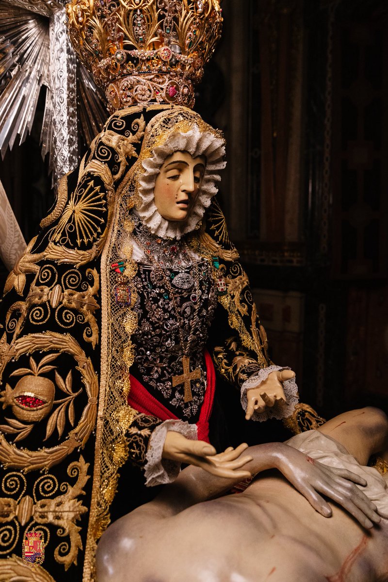 AngustiasGr's tweet photo. ⚫️ ÁNGELUS. 

▪️ Imploramos a las plantas de Nuestra Señora de las Angustias todas las intenciones del pueblo de Granada y su Archidiócesis.

El ángel del Señor anunció a María.
Y concibió 
por obra y gracia del Espíritu Santo.
Dios te salve, María... https://t.co/jsDYm7EGcx