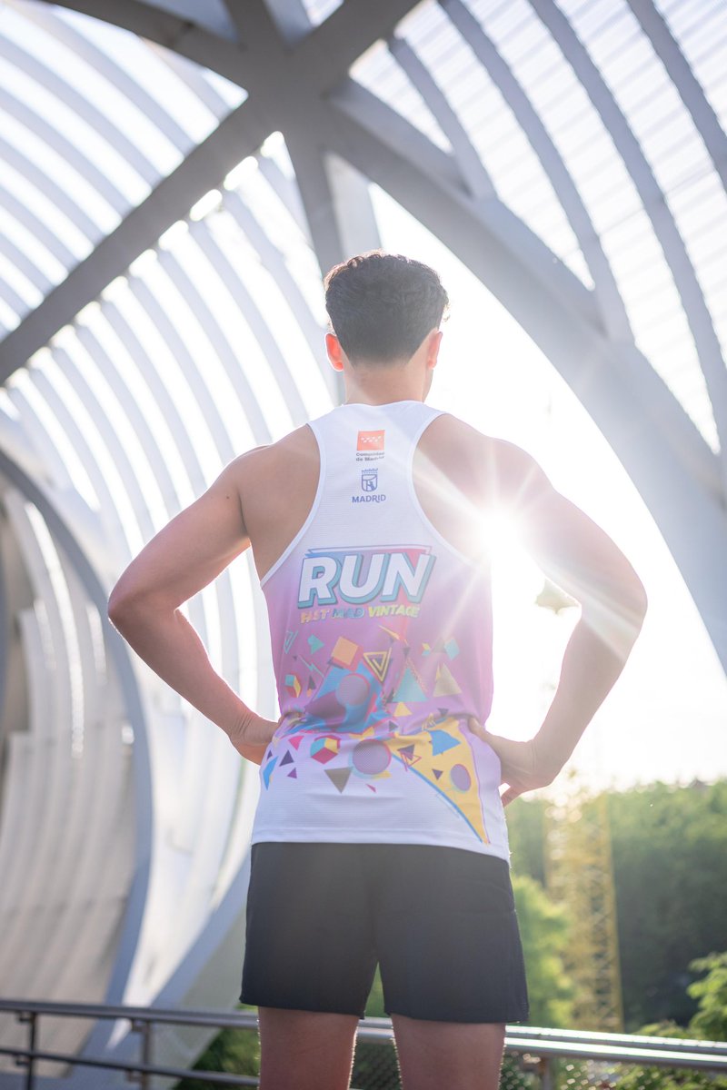 thevintagerun's tweet photo. ⚡ REGRESO A LOS 80 ⚡

Esta es la camiseta 👕 de la Madrid Vintage Run by TotalEnergies 2026 🏃🏽‍♂️🏃🏻‍♀️💨.

Un homenaje al diseño poligonal ochentero 💠, a la estética disco 🕺🪩, 

Un diseño en colaboración con Brooks 🤝👟, listo para alcanzar tu mejor marca 🔥 el próximo domingo 🗓️ https://t.co/vvaOEVrX4F