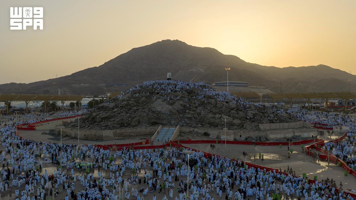 HaramainInfo's tweet photo. Blessed moments of the pilgrims on the plains of Arafat.

#HaramainInfo #dhulhijjah #1447H #Hajj https://t.co/89W3YF6lee