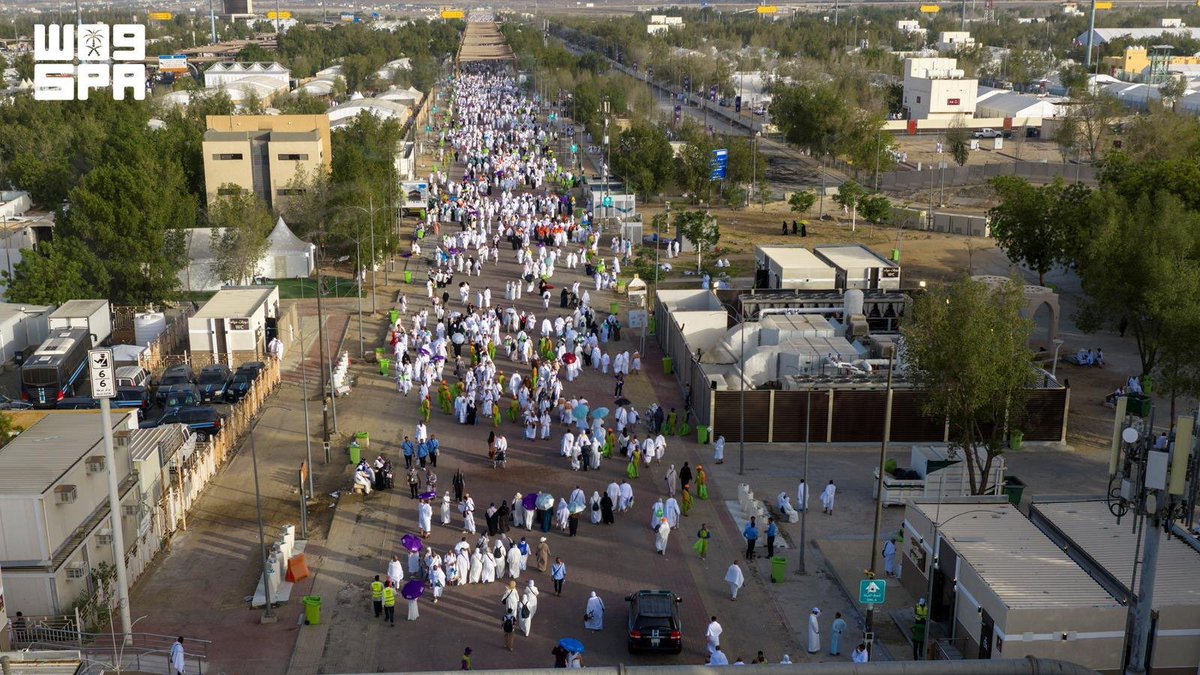 HaramainInfo's tweet photo. Blessed moments of the pilgrims on the plains of Arafat.

#HaramainInfo #dhulhijjah #1447H #Hajj https://t.co/89W3YF6lee