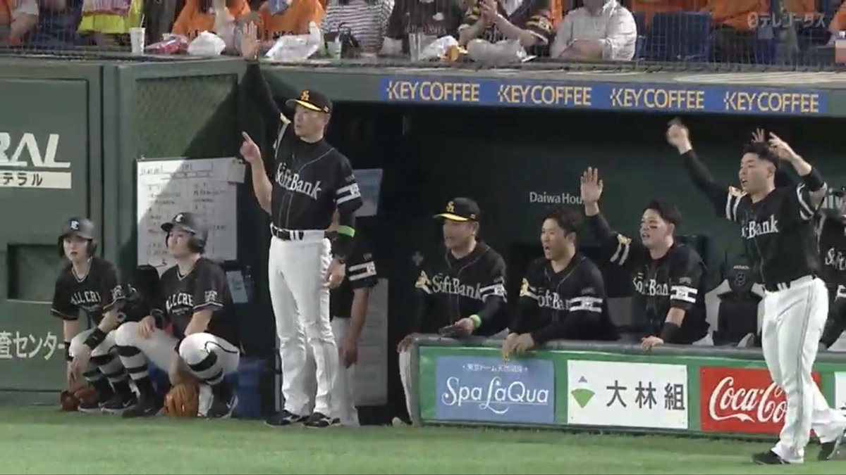 r0__qc0's tweet photo. めっちゃリクエスト要求のコーチ多くね？笑

#sbhawks https://t.co/cuiuP6ob85