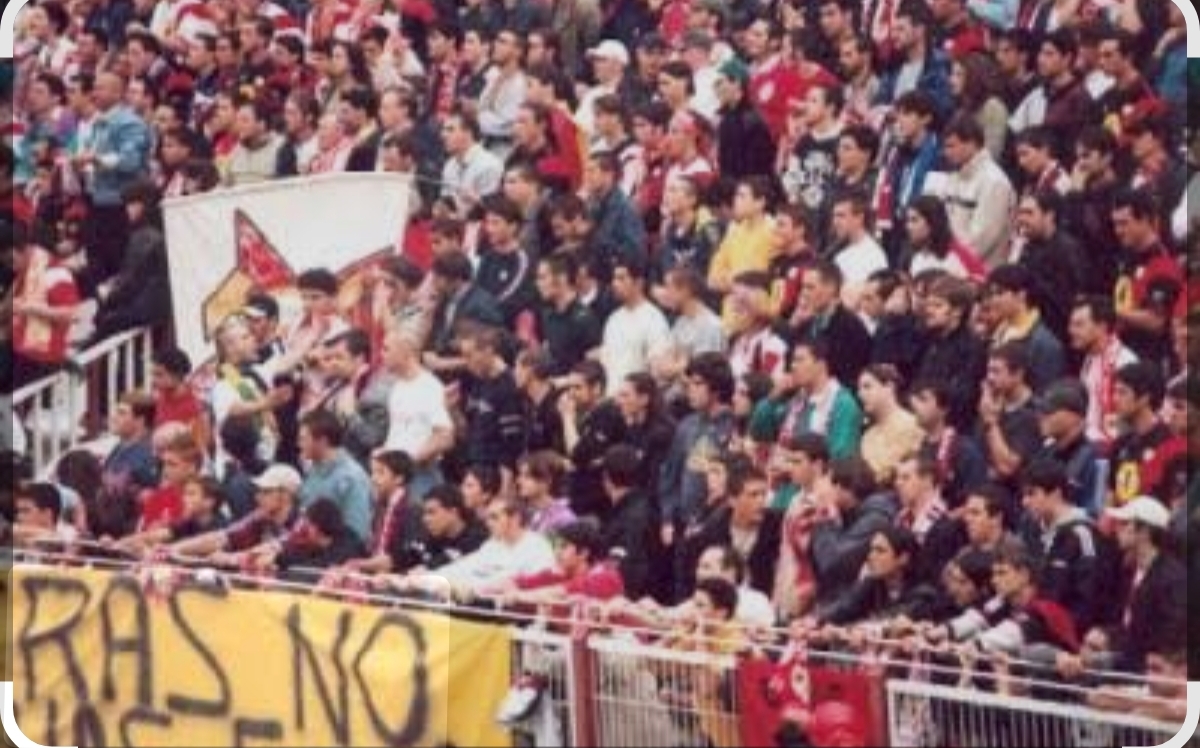 mannerbund__'s tweet photo. Bukaneros entonces que no había destacado en nada, incluso en los primeros años en el fondo les costó arrancar, una muestra que el antifascismo madrileño todavía no se había arrimado al Rayo Vallecano para hacerlo suyo como hoy lo muestran.
De hecho sacaban banderas antiultras. https://t.co/JWTUXy2KiH
