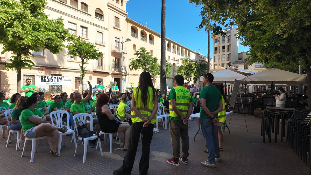 MesGandia's tweet photo. 📚✊ Tercera setmana de vaga indefinida del professorat valencià. I la mobilització continua!

Hui, a #Gandia, la plaça Rei En Jaume I s’ha convertit simbòlicament en una aula oberta amb una “classe al carrer” https://t.co/L4xH8WQRTW