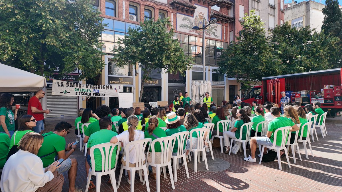 MesGandia's tweet photo. 📚✊ Tercera setmana de vaga indefinida del professorat valencià. I la mobilització continua!

Hui, a #Gandia, la plaça Rei En Jaume I s’ha convertit simbòlicament en una aula oberta amb una “classe al carrer” https://t.co/L4xH8WQRTW
