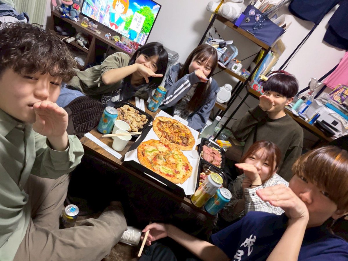 harekamo_RP's tweet photo. 4月20日は私サムの誕生日だったのですが、はれかもが誕生日パーティを開いてくれました！🎈🎂

お酒と一緒にピザやビーフガーリックライスを食べました🍕🍶

そして、トイプードルの抱き枕と小型スピーカーをいただきました！！早速使ってます🎁

はれかもをこれからもずっと大切にしていきたいです🦆 https://t.co/CEokZ61A94