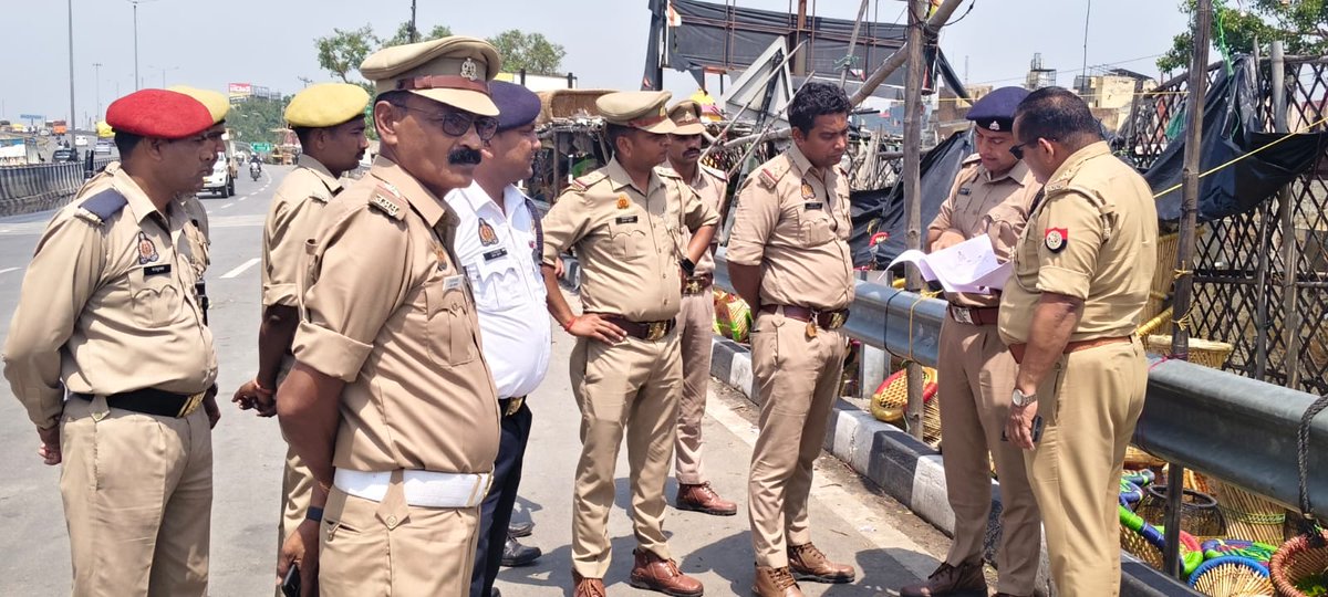 hapurtrafficpol's tweet photo. ज्येष्ठ गंगा दशहरा पर ब्रजघाट,हापुड़ में आस्था और व्यवस्था का संगमः-ब्रजघाट में यातायात पुलिस के कुशल प्रबंधन और मुस्तैदी से लाखों श्रद्धालुओं की यात्रा रही सुरक्षित व सुगम। हर हर गंगे! https://t.co/Ag2hah1jVI