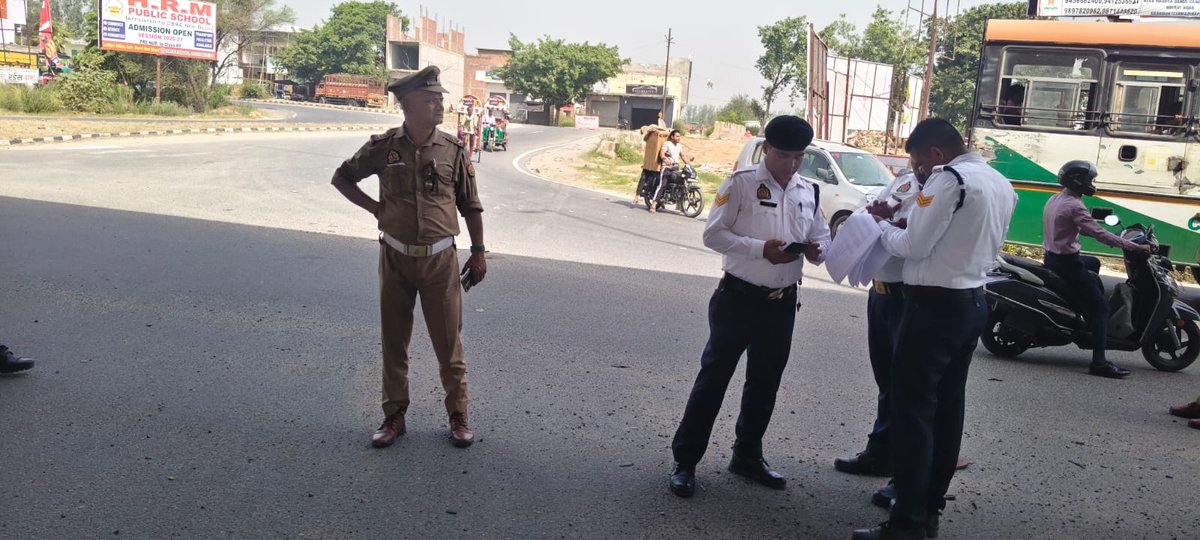 hapurtrafficpol's tweet photo. ज्येष्ठ गंगा दशहरा पर ब्रजघाट,हापुड़ में आस्था और व्यवस्था का संगमः-ब्रजघाट में यातायात पुलिस के कुशल प्रबंधन और मुस्तैदी से लाखों श्रद्धालुओं की यात्रा रही सुरक्षित व सुगम। हर हर गंगे! https://t.co/Ag2hah1jVI