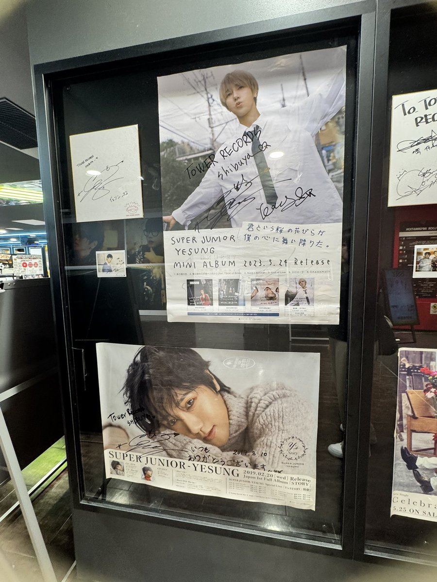仕事帰りにタワレコで💿受け取り。特大パネルも見てきました〜😊 過去