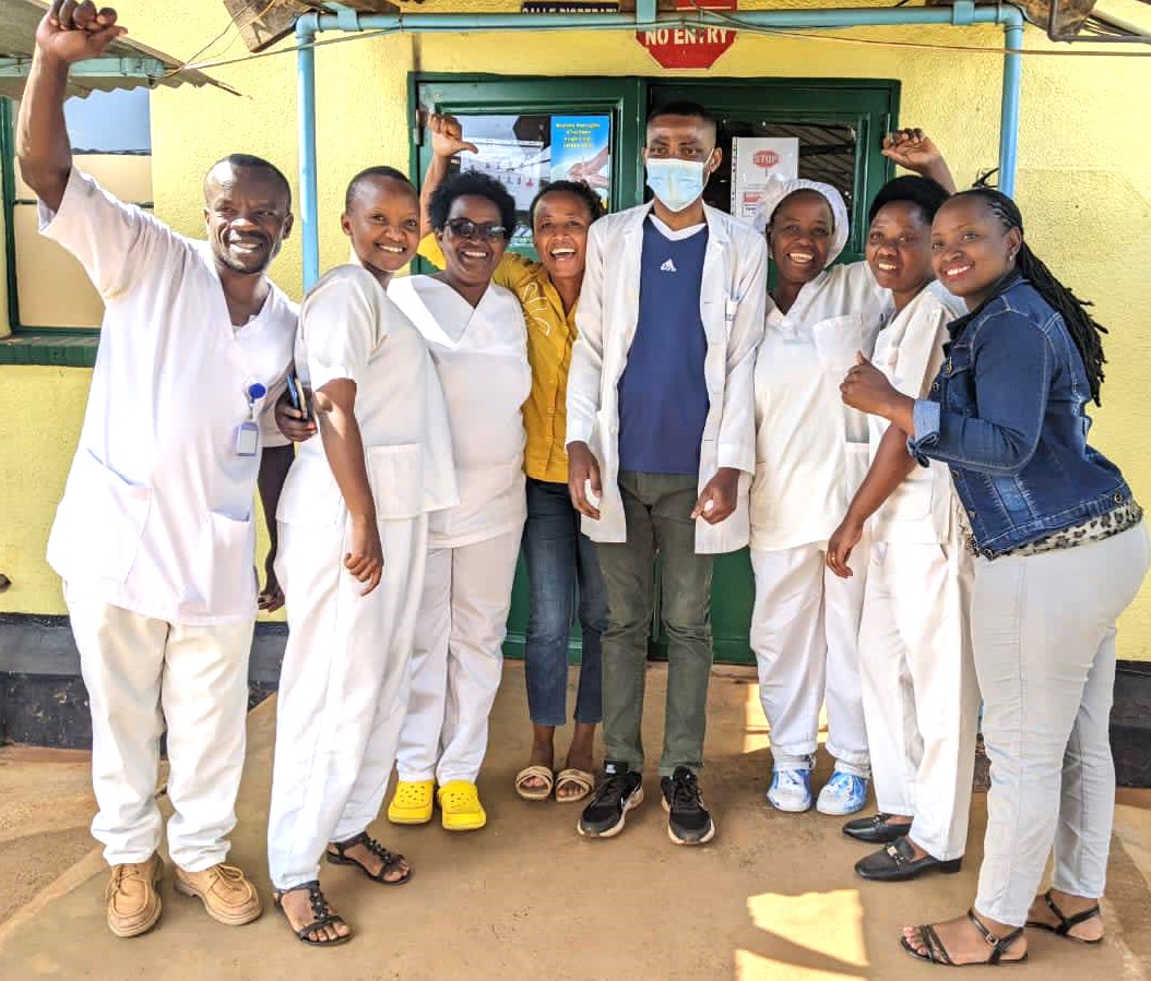 RemeraRukomaH's tweet photo. None muri @RemeraRukomaH  inteko rusange y’abakozi bose b’ibyo bitaro yatoye Dr. AMURI Kiz Gabriel(Senior Medical Officer)nk’umukozi wahize abandi muri uyu mwaka 2025/2026 witwaye neza kandi ufite imyitwarire yo kwitangira akazi...1/3
@RwandaLabour 
@RwandaHealth 
@Kamonyi https://t.co/eZrFIb736Q