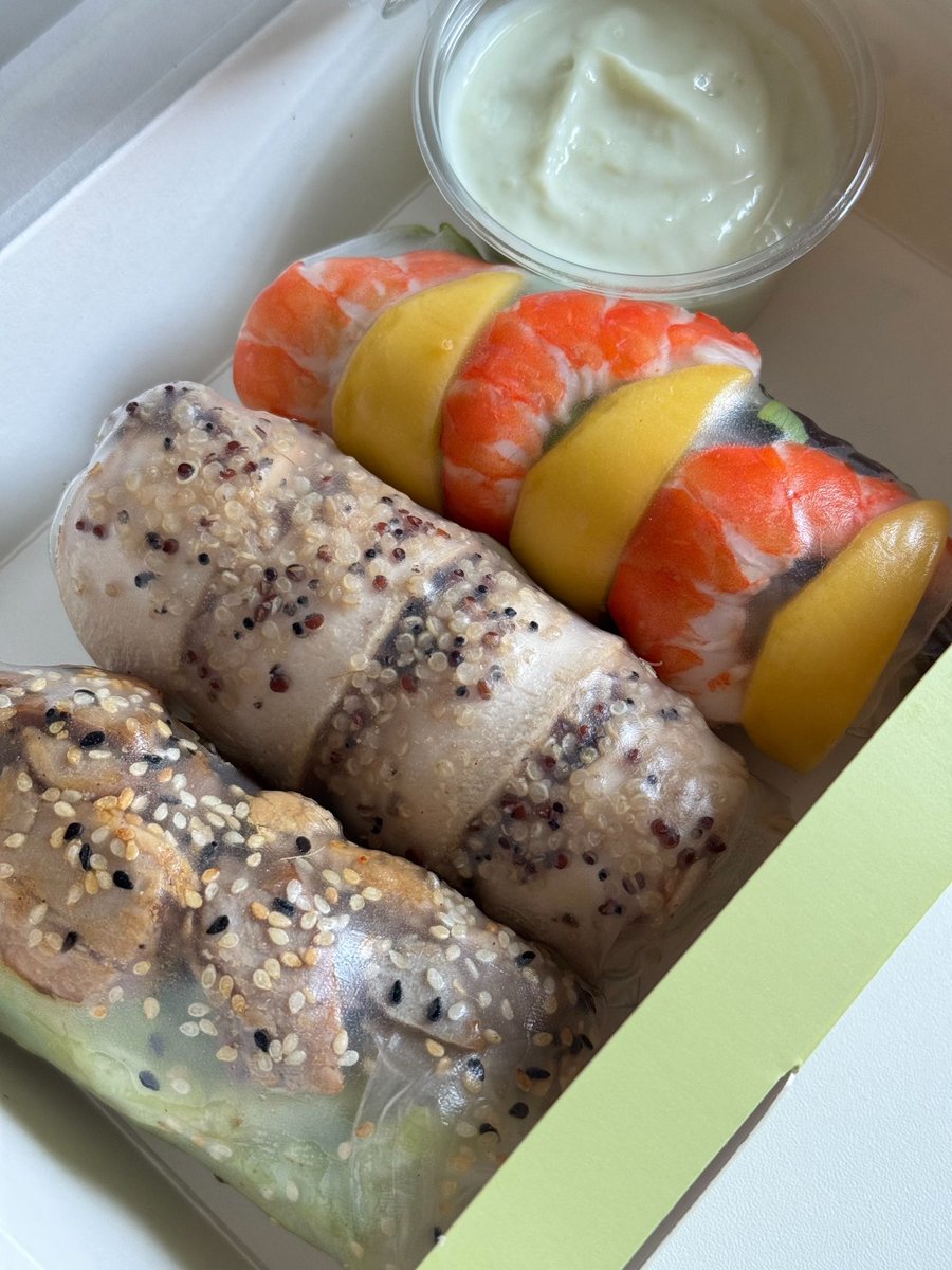 hbker07's tweet photo. วันนี้กินสลัดแฟคตอรี่ค่ะ SALAD FACTORYYYYYYYYYY ออกเฟรชโรลมาแล้ว กุ้งผ่าครึ่งเหมือนกัน แต่ได้3ชิ้น ตัวครึ่ง แถมเปนกุ้งสดเนื้อเด้งๆหวานๆ เริ่ดเลยแหละ มีมะม่วงเพิ่มความจี๊ดจ๊าด เข้ากันมาก ส่วนอีกตัวเป็นหมูมีเส้นโซบะ อร่อยยยยยยย ครบจบ อิ่ม มีโค้ดส่วนลด ฟินมากมื้อนี้ เบาสบายท้อง https://t.co/fWjQ1CTQo9