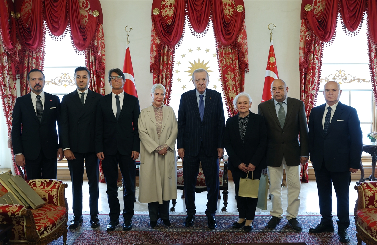 trhaber_com's tweet photo. Cumhurbaşkanı Erdoğan merhum Başbakan Adnan Menderes ve dava arkadaşlarının ailelerini kabul etti. https://t.co/PthfxkENin