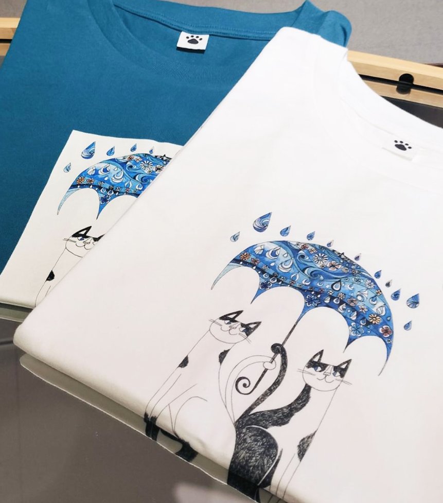「クロスプラス オンラインショップにて、Tシャツの販売を開始しました。 ただ今、5」|おかべてつろう／ねこ画家のイラスト