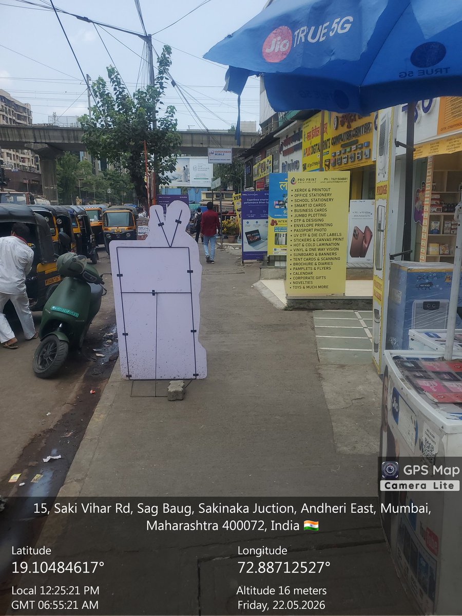 KrantiRane1's tweet photo. एल विभाग साकीनाका निळकंठ बिल्डिंग साकिविहार रोड, साकीनाका मुंबई 72 या ठिकाणी मोबाईलच्या दुकानदारांनी बेकायदेशीर जाहिरात बॅनर ठेवून फूटपाट अतिक्रमण केले आहे रहदेरीसाठी जागा नाही फुटपाथ अतिक्रमण. @mybmcWardL @mybmc https://t.co/gPFF2PLCuI
